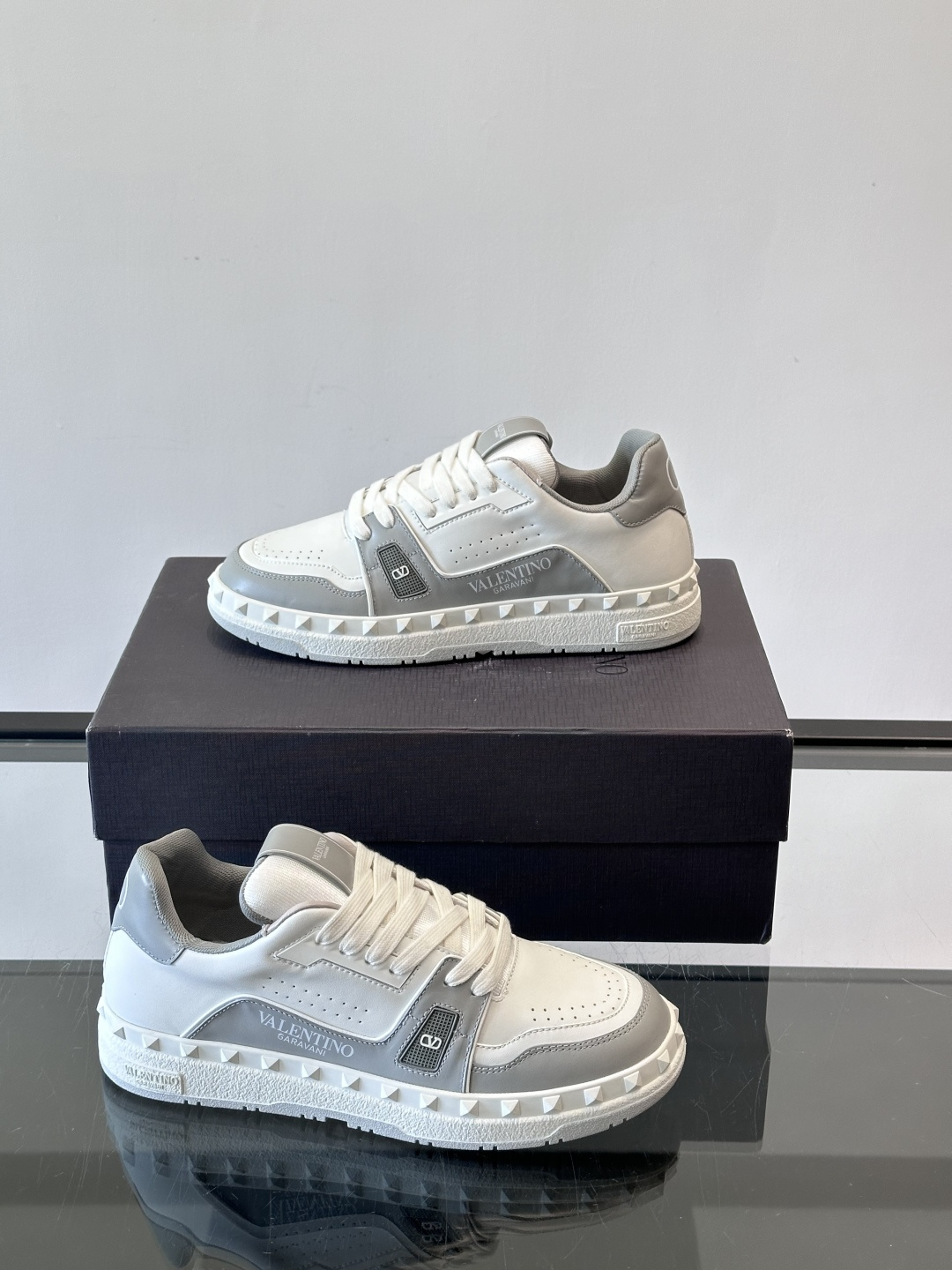 Valentin* 华伦男士低帮小牛皮运动鞋- 小牛皮材质打造-经典铆钉装饰鞋面- 橡胶鞋底，装饰浅浮雕