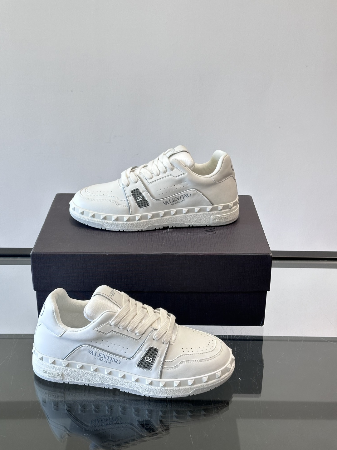 Valentin* 华伦男士低帮小牛皮运动鞋- 小牛皮材质打造-经典铆钉装饰鞋面- 橡胶鞋底，装饰浅浮雕