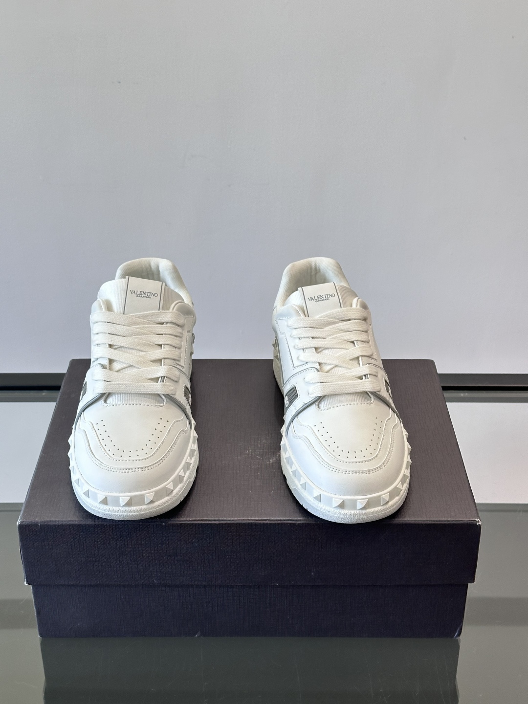 Valentin* 华伦男士低帮小牛皮运动鞋- 小牛皮材质打造-经典铆钉装饰鞋面- 橡胶鞋底，装饰浅浮雕