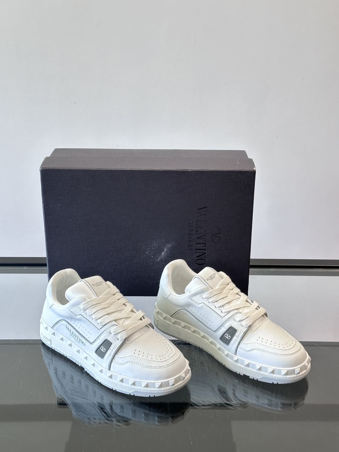 Valentin* 华伦男士低帮小牛皮运动鞋- 小牛皮材质打造-经典铆钉装饰鞋面- 橡胶鞋底，装饰浅浮雕