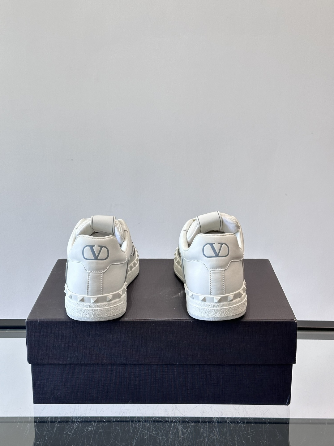 Valentin* 华伦男士低帮小牛皮运动鞋- 小牛皮材质打造-经典铆钉装饰鞋面- 橡胶鞋底，装饰浅浮雕