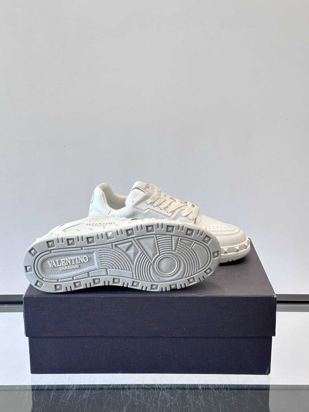 Valentin* 华伦男士低帮小牛皮运动鞋- 小牛皮材质打造-经典铆钉装饰鞋面- 橡胶鞋底，装饰浅浮雕