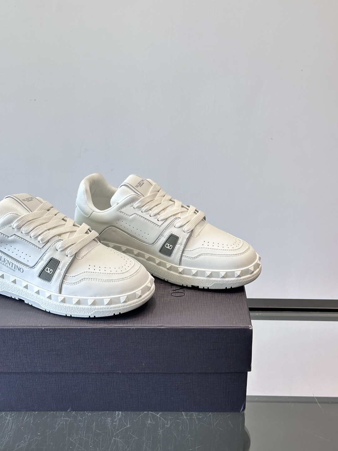 Valentin* 华伦男士低帮小牛皮运动鞋- 小牛皮材质打造-经典铆钉装饰鞋面- 橡胶鞋底，装饰浅浮雕