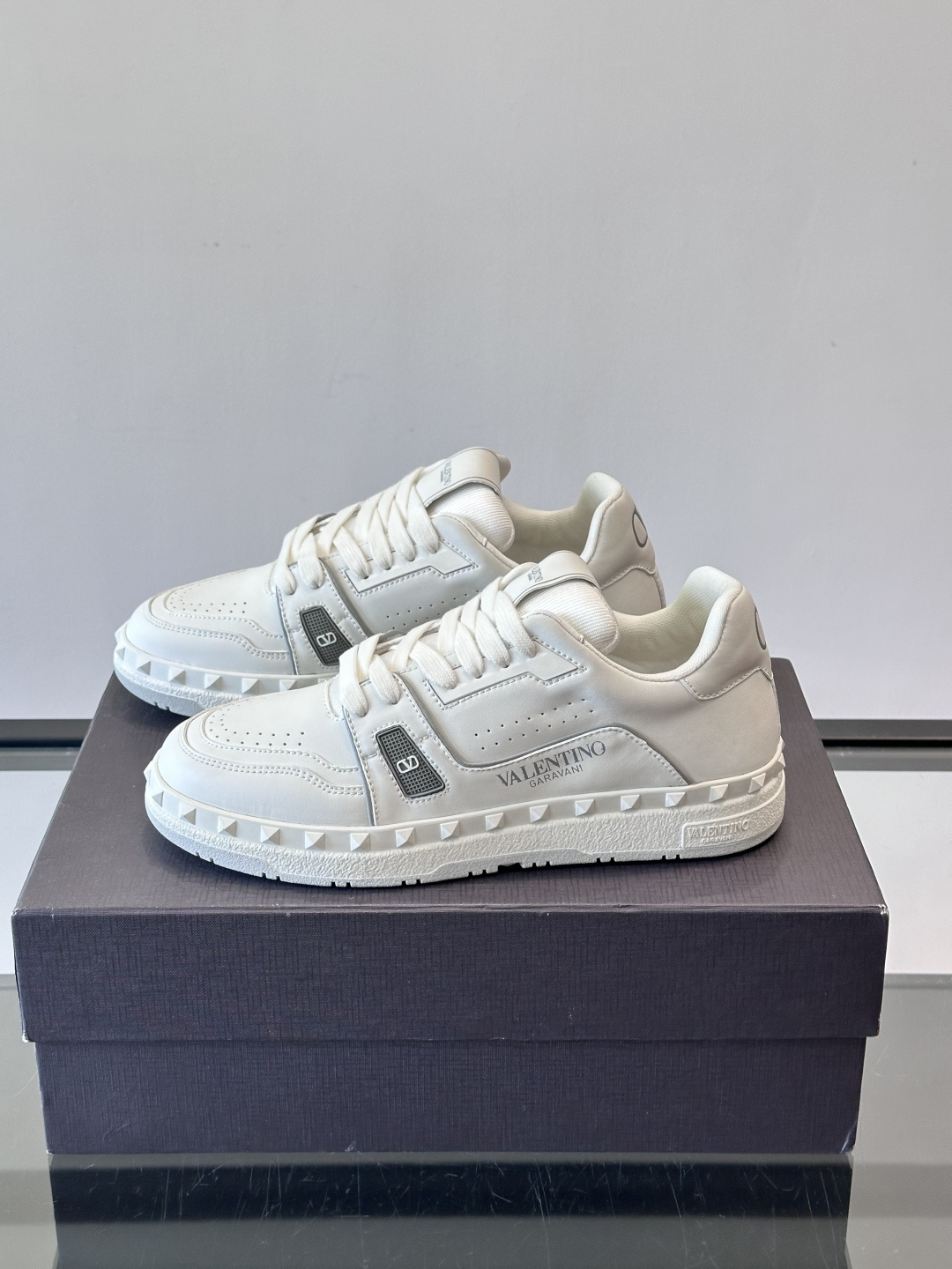 Valentin* 华伦男士低帮小牛皮运动鞋- 小牛皮材质打造-经典铆钉装饰鞋面- 橡胶鞋底，装饰浅浮雕