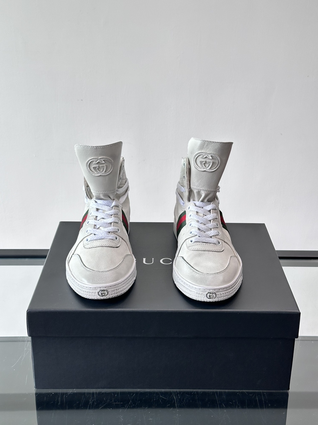 Gucci Demna高帮做旧日鞋，选用柔软小牛皮，经典红绿Web条纹点缀，复古感满满。鞋帮可翻折，高帮