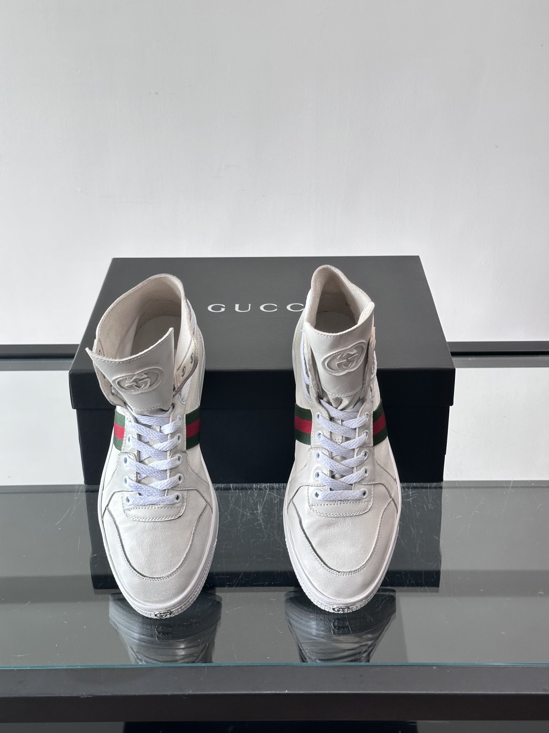 Gucci Demna高帮做旧日鞋，选用柔软小牛皮，经典红绿Web条纹点缀，复古感满满。鞋帮可翻折，高帮