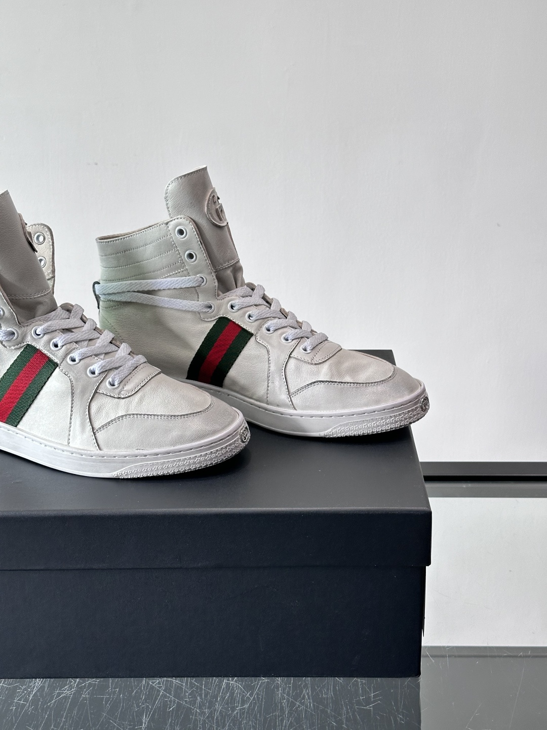 Gucci Demna高帮做旧日鞋，选用柔软小牛皮，经典红绿Web条纹点缀，复古感满满。鞋帮可翻折，高帮