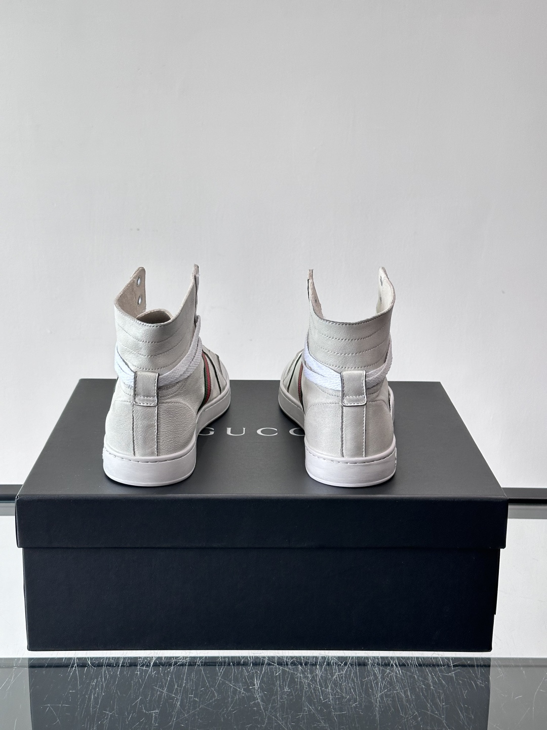 Gucci Demna高帮做旧日鞋，选用柔软小牛皮，经典红绿Web条纹点缀，复古感满满。鞋帮可翻折，高帮