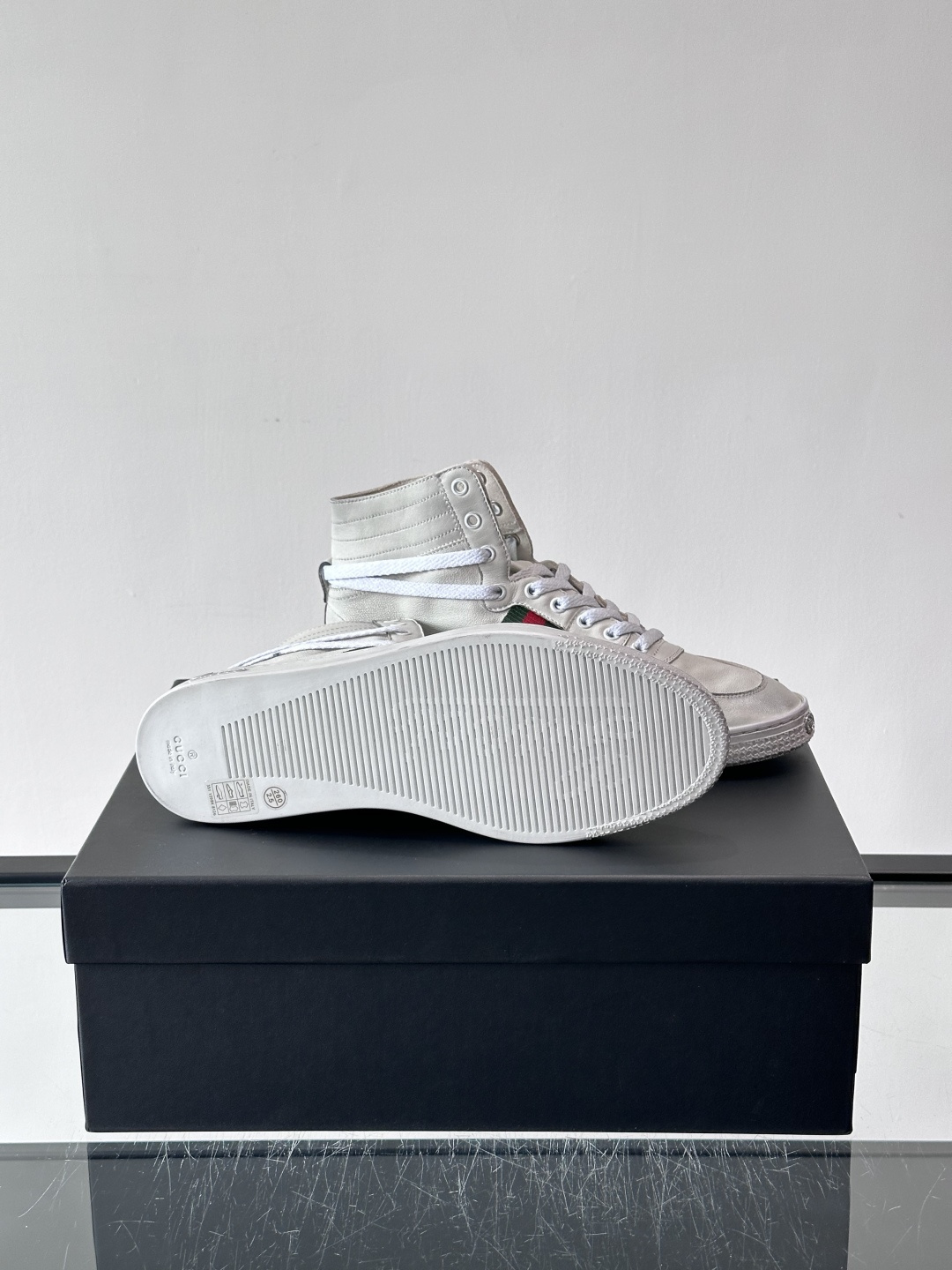 Gucci Demna高帮做旧日鞋，选用柔软小牛皮，经典红绿Web条纹点缀，复古感满满。鞋帮可翻折，高帮