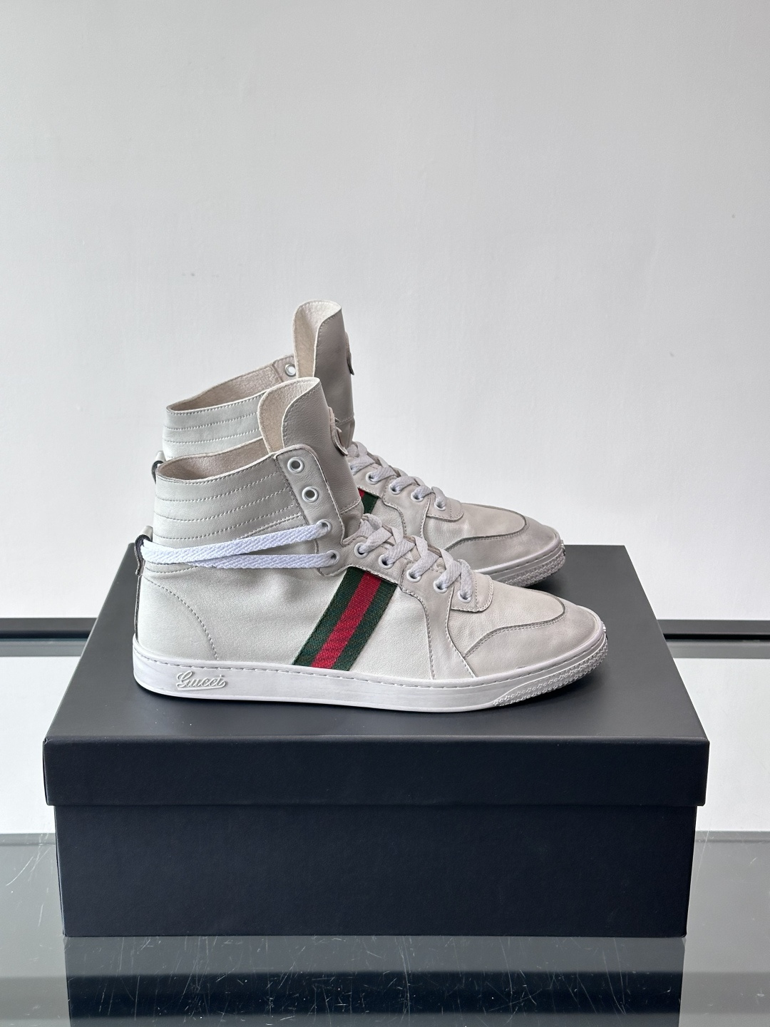 Gucci Demna高帮做旧日鞋，选用柔软小牛皮，经典红绿Web条纹点缀，复古感满满。鞋帮可翻折，高帮