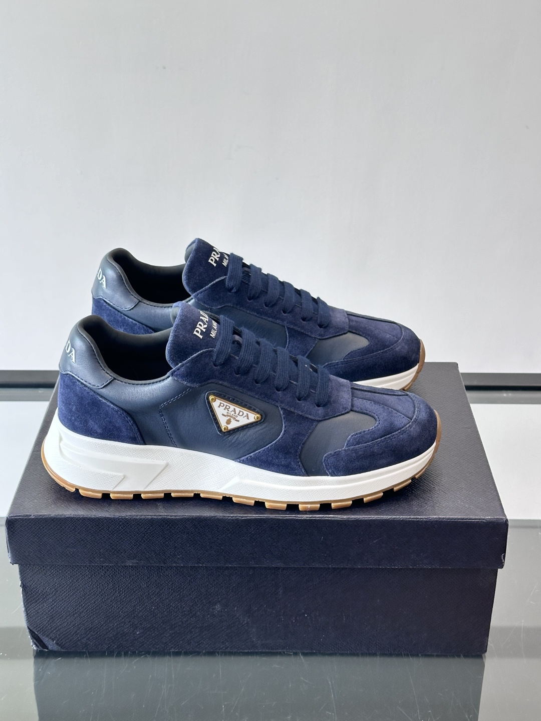 Prada这款运动鞋采用优质牛皮革，鞋面简约流畅，搭配经典三角Logo，低调又有辨识度。厚底设计，穿着舒