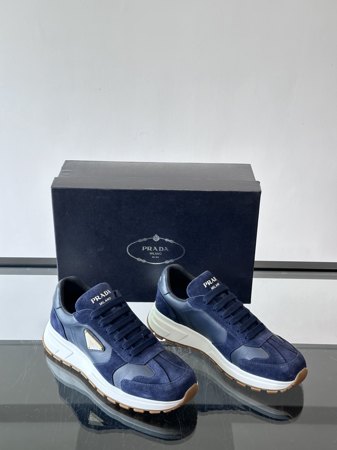 Prada这款运动鞋采用优质牛皮革，鞋面简约流畅，搭配经典三角Logo，低调又有辨识度。厚底设计，穿着舒