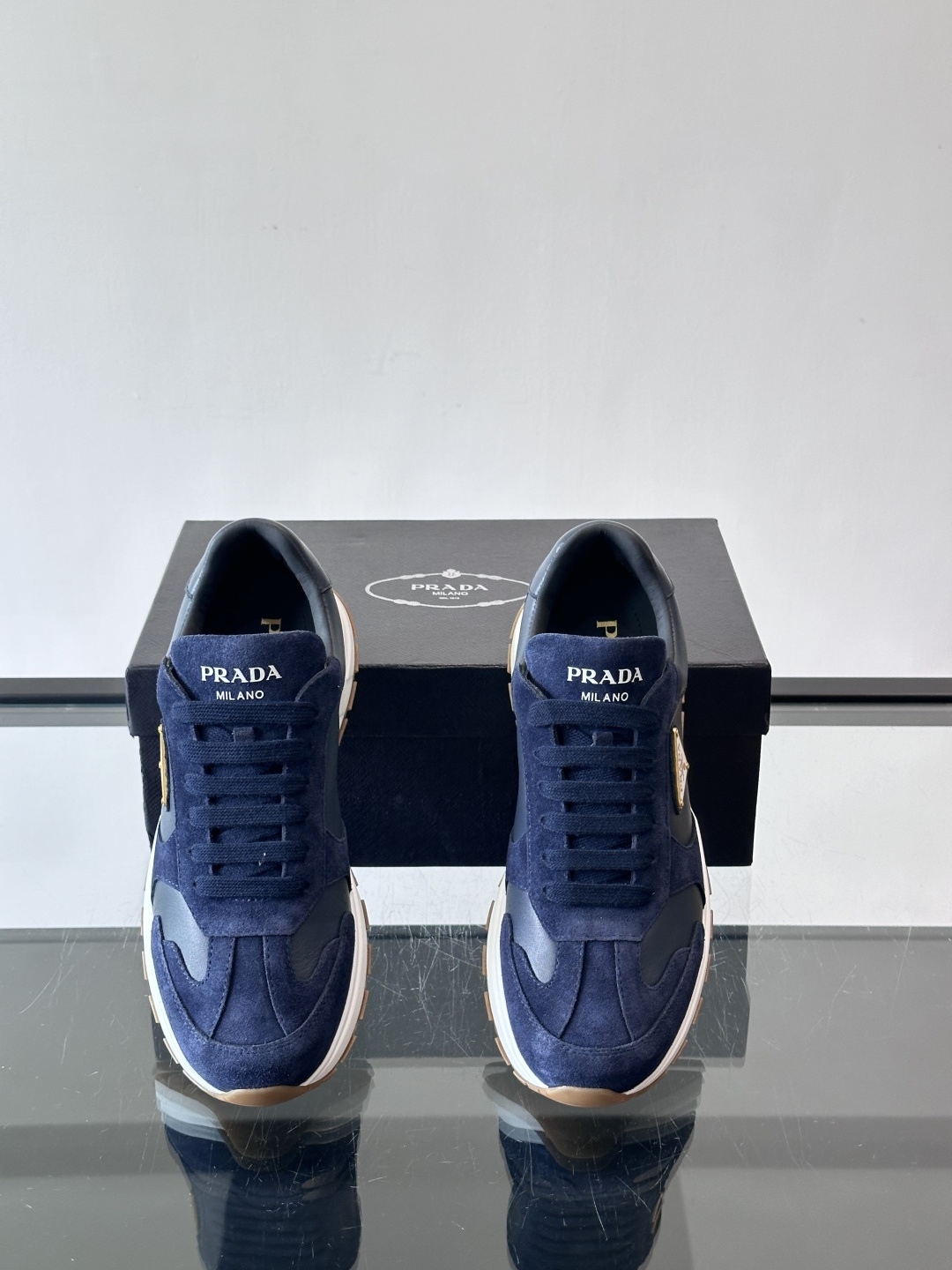 Prada这款运动鞋采用优质牛皮革，鞋面简约流畅，搭配经典三角Logo，低调又有辨识度。厚底设计，穿着舒