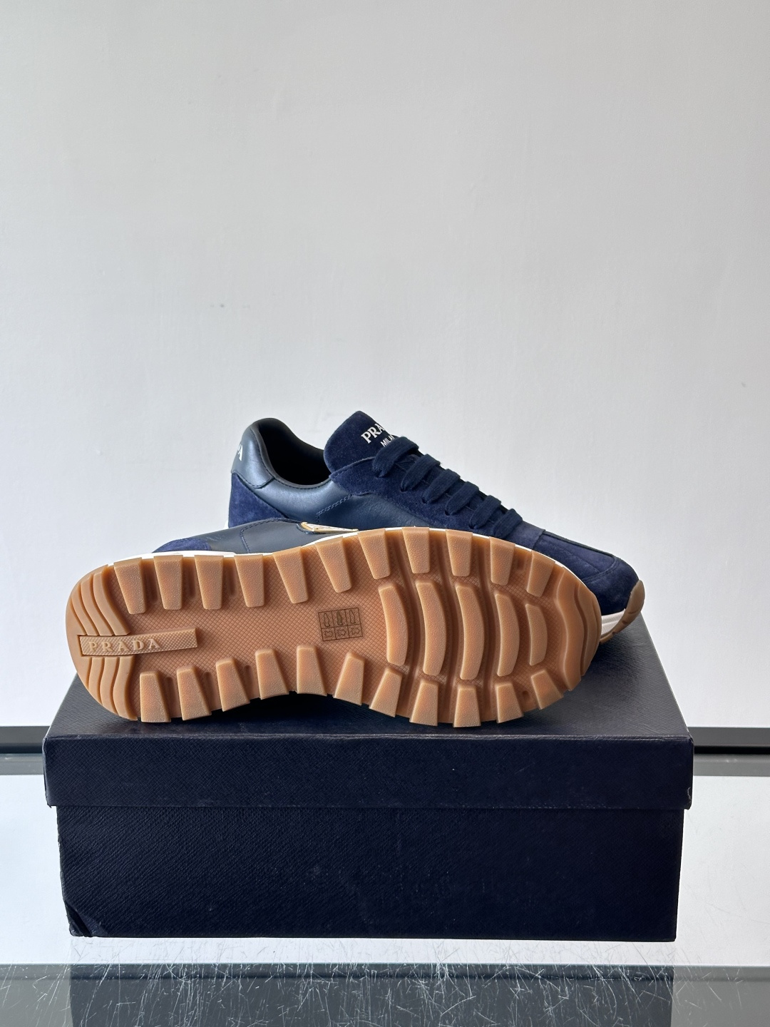 Prada这款运动鞋采用优质牛皮革，鞋面简约流畅，搭配经典三角Logo，低调又有辨识度。厚底设计，穿着舒