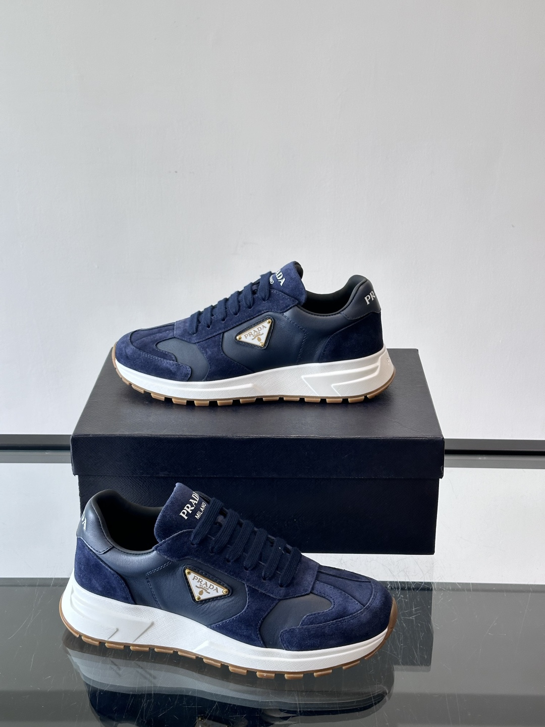 Prada这款运动鞋采用优质牛皮革，鞋面简约流畅，搭配经典三角Logo，低调又有辨识度。厚底设计，穿着舒