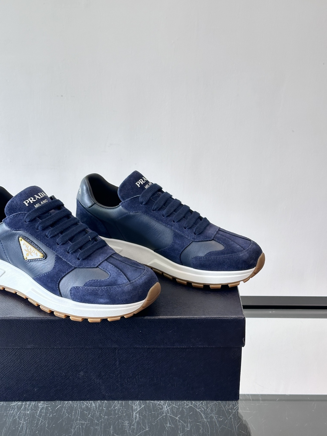 Prada这款运动鞋采用优质牛皮革，鞋面简约流畅，搭配经典三角Logo，低调又有辨识度。厚底设计，穿着舒