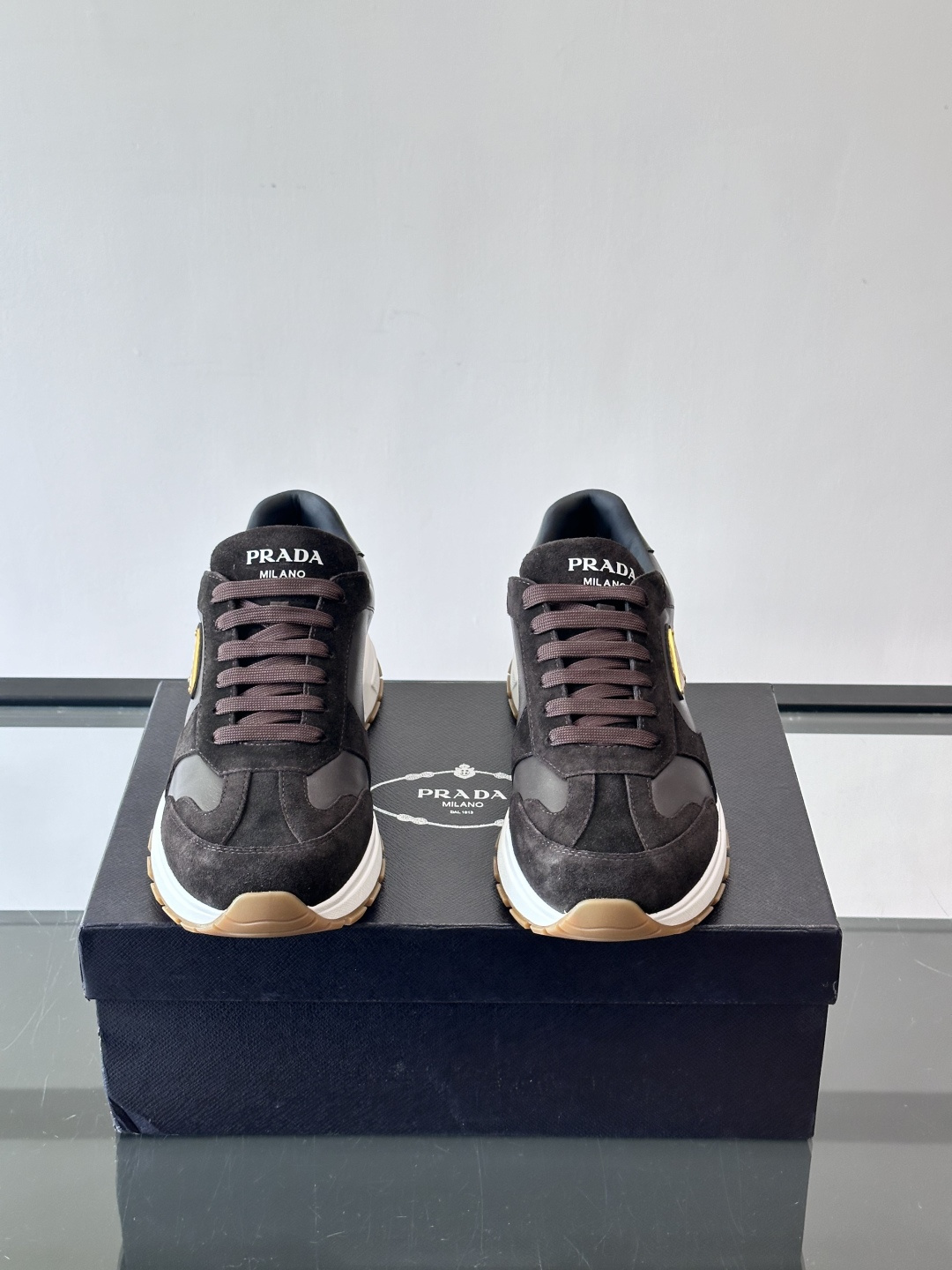 Prada这款运动鞋采用优质牛皮革，鞋面简约流畅，搭配经典三角Logo，低调又有辨识度。厚底设计，穿着舒