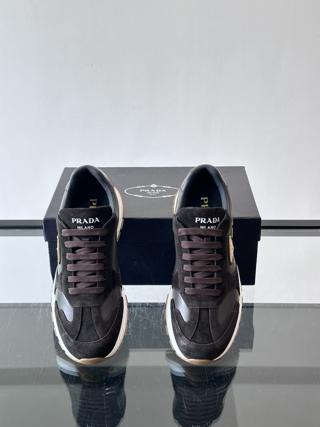 Prada这款运动鞋采用优质牛皮革，鞋面简约流畅，搭配经典三角Logo，低调又有辨识度。厚底设计，穿着舒