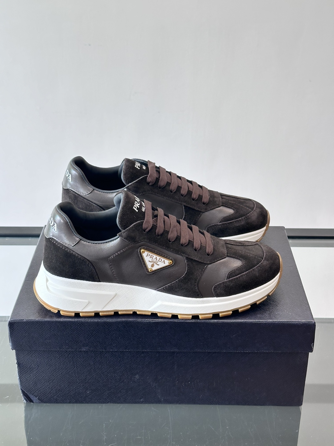 Prada这款运动鞋采用优质牛皮革，鞋面简约流畅，搭配经典三角Logo，低调又有辨识度。厚底设计，穿着舒