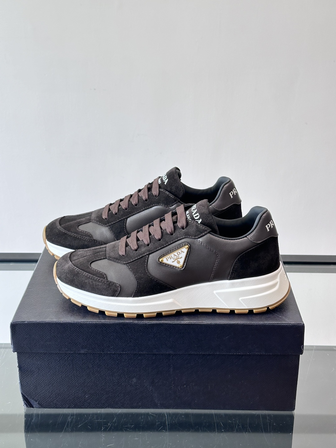 Prada这款运动鞋采用优质牛皮革，鞋面简约流畅，搭配经典三角Logo，低调又有辨识度。厚底设计，穿着舒