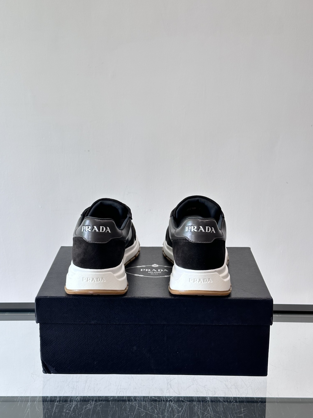 Prada这款运动鞋采用优质牛皮革，鞋面简约流畅，搭配经典三角Logo，低调又有辨识度。厚底设计，穿着舒