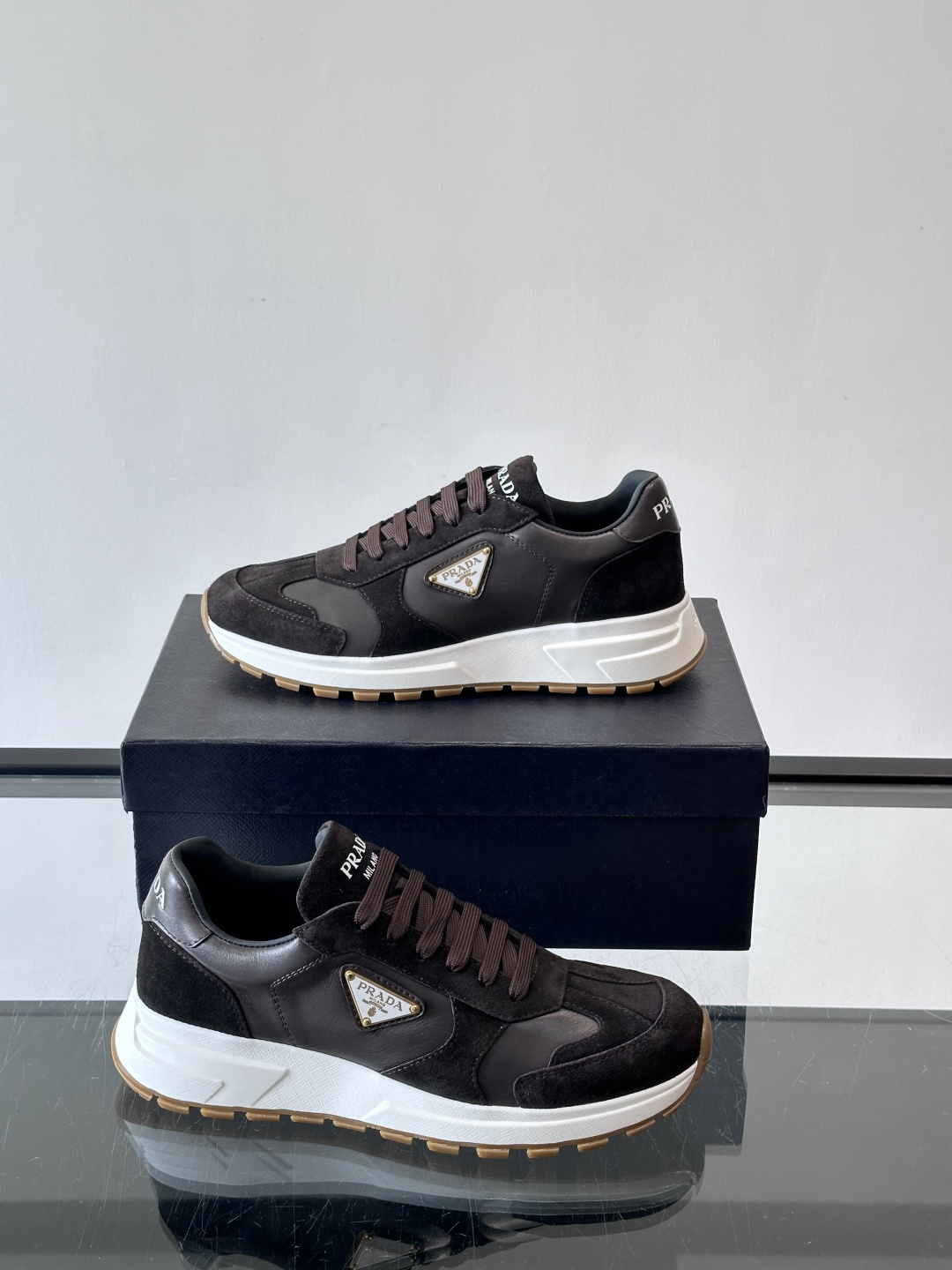 Prada这款运动鞋采用优质牛皮革，鞋面简约流畅，搭配经典三角Logo，低调又有辨识度。厚底设计，穿着舒