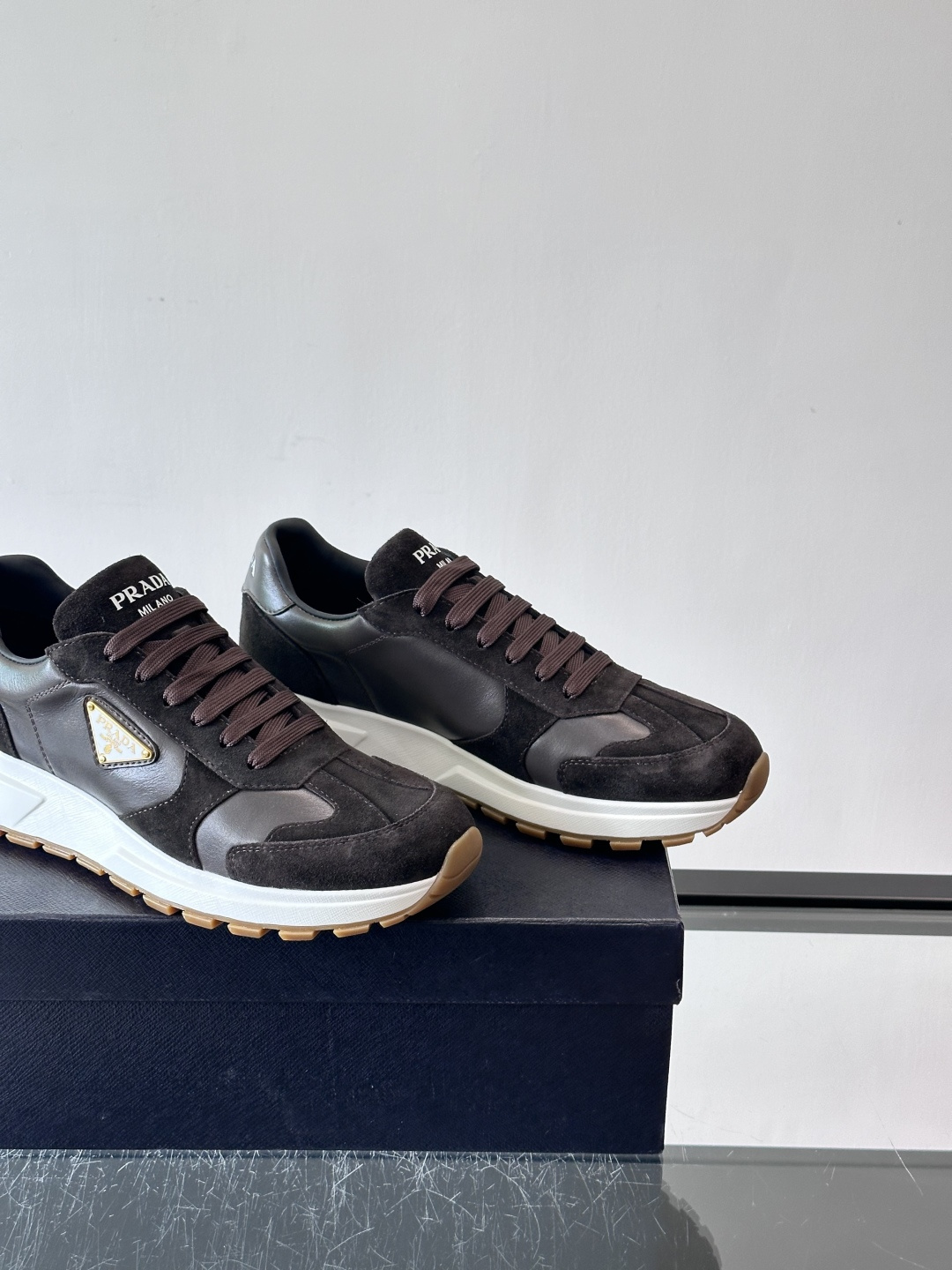 Prada这款运动鞋采用优质牛皮革，鞋面简约流畅，搭配经典三角Logo，低调又有辨识度。厚底设计，穿着舒