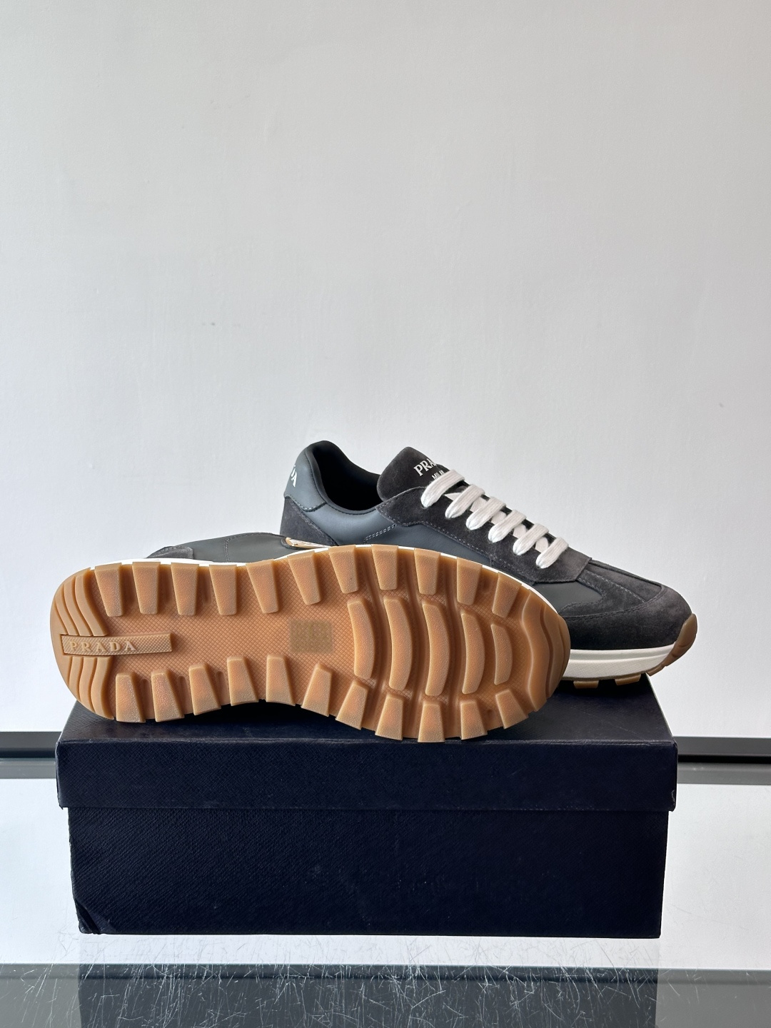 Prada这款运动鞋采用优质牛皮革，鞋面简约流畅，搭配经典三角Logo，低调又有辨识度。厚底设计，穿着舒