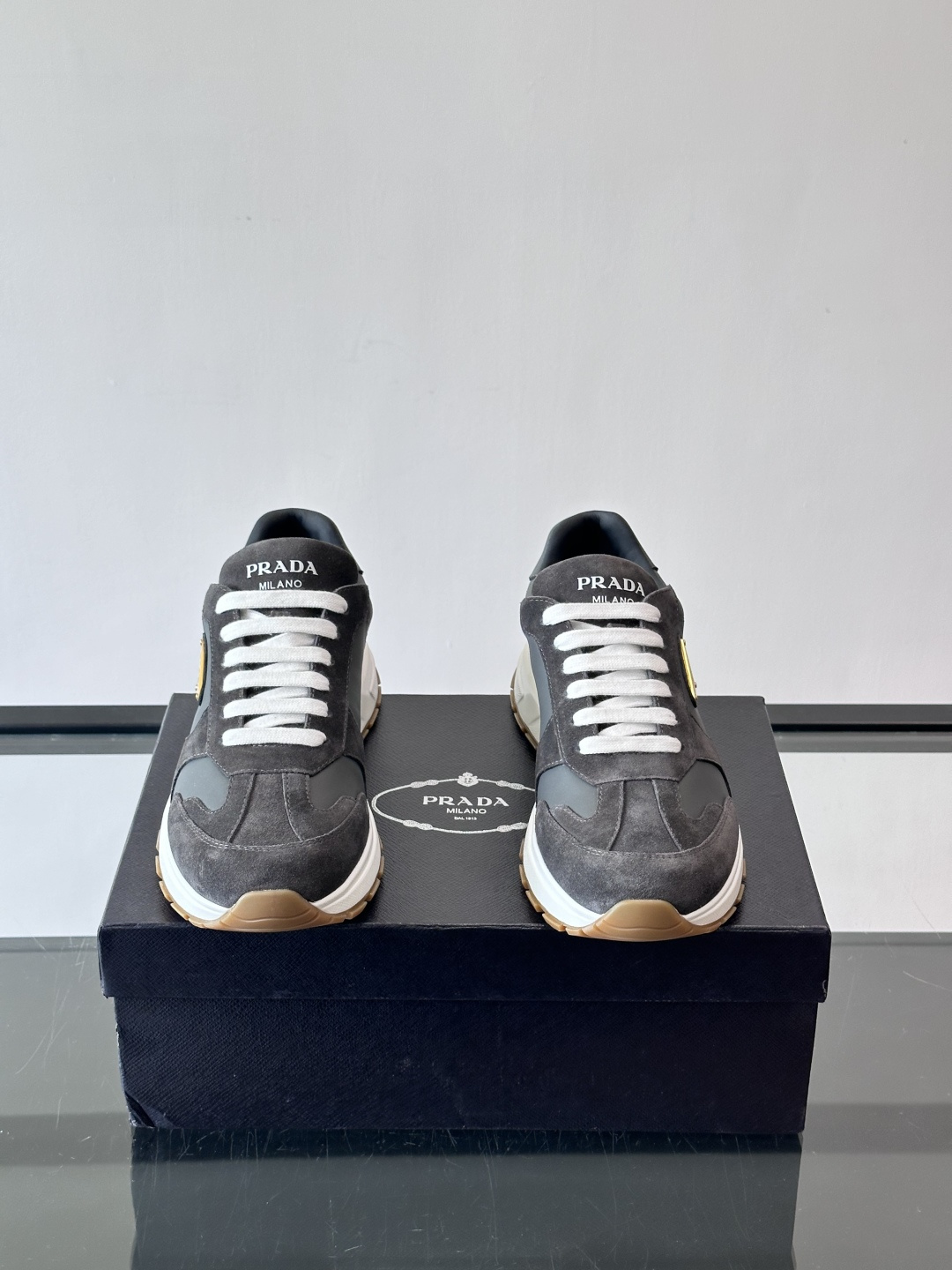 Prada这款运动鞋采用优质牛皮革，鞋面简约流畅，搭配经典三角Logo，低调又有辨识度。厚底设计，穿着舒