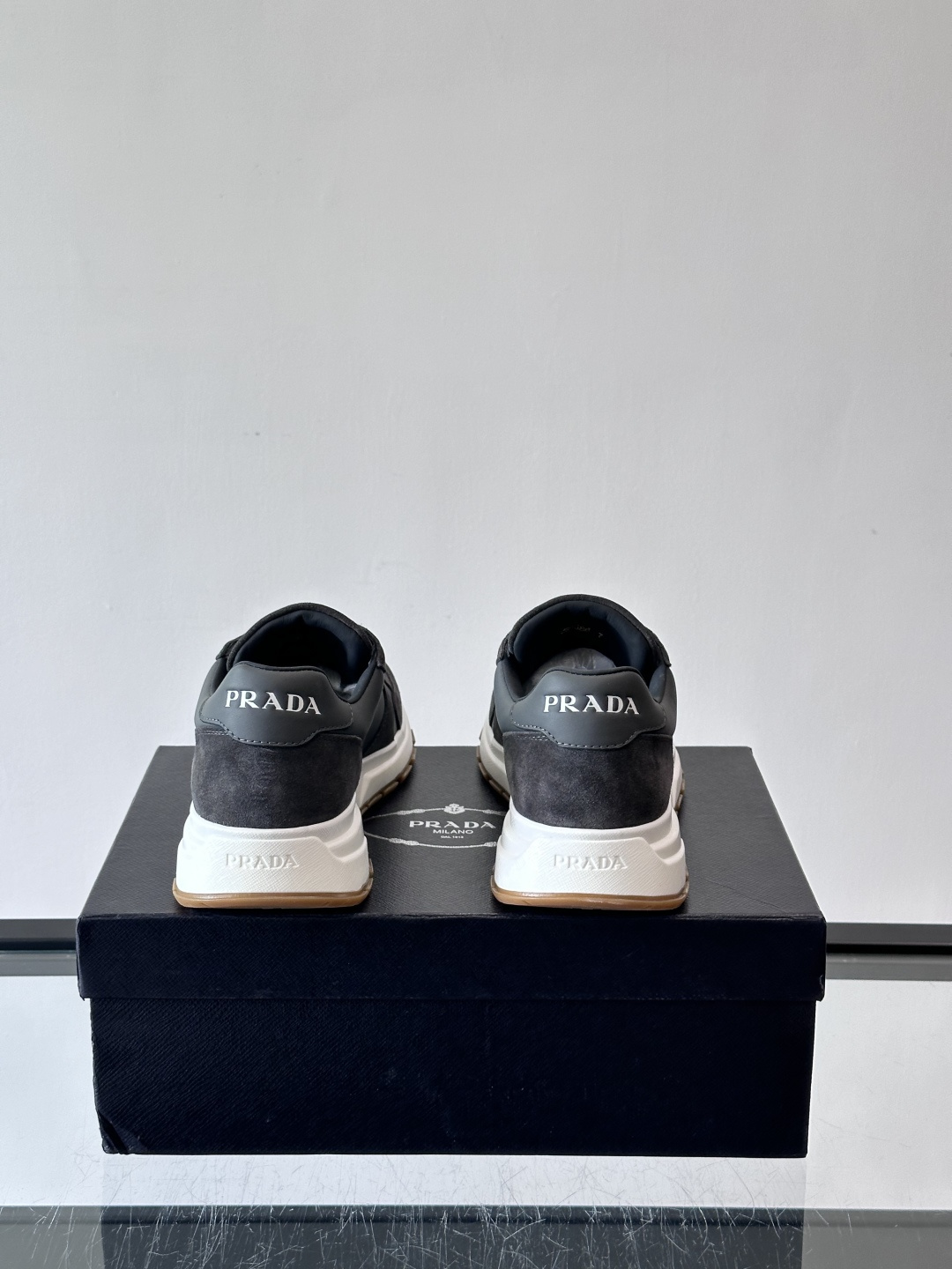 Prada这款运动鞋采用优质牛皮革，鞋面简约流畅，搭配经典三角Logo，低调又有辨识度。厚底设计，穿着舒