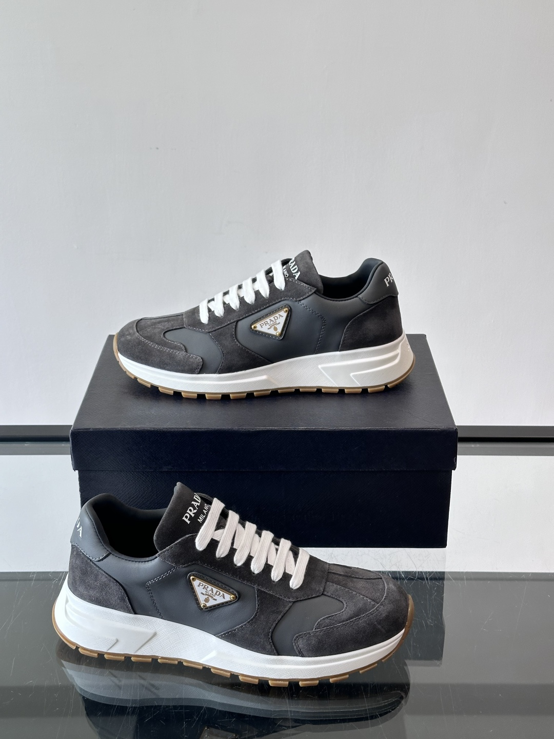 Prada这款运动鞋采用优质牛皮革，鞋面简约流畅，搭配经典三角Logo，低调又有辨识度。厚底设计，穿着舒