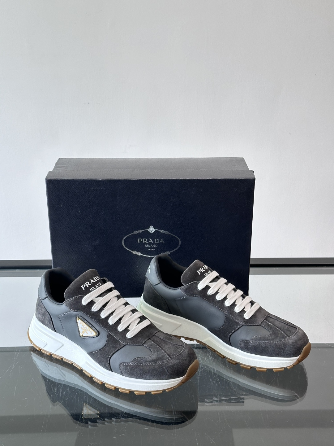 Prada这款运动鞋采用优质牛皮革，鞋面简约流畅，搭配经典三角Logo，低调又有辨识度。厚底设计，穿着舒