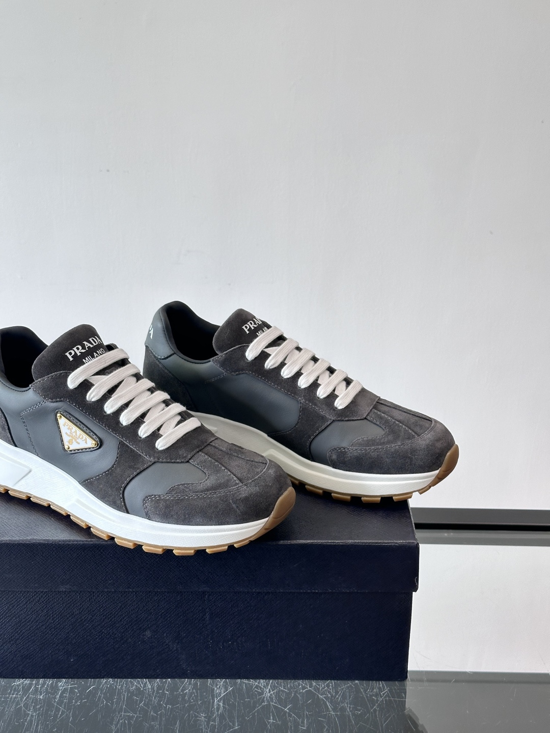 Prada这款运动鞋采用优质牛皮革，鞋面简约流畅，搭配经典三角Logo，低调又有辨识度。厚底设计，穿着舒