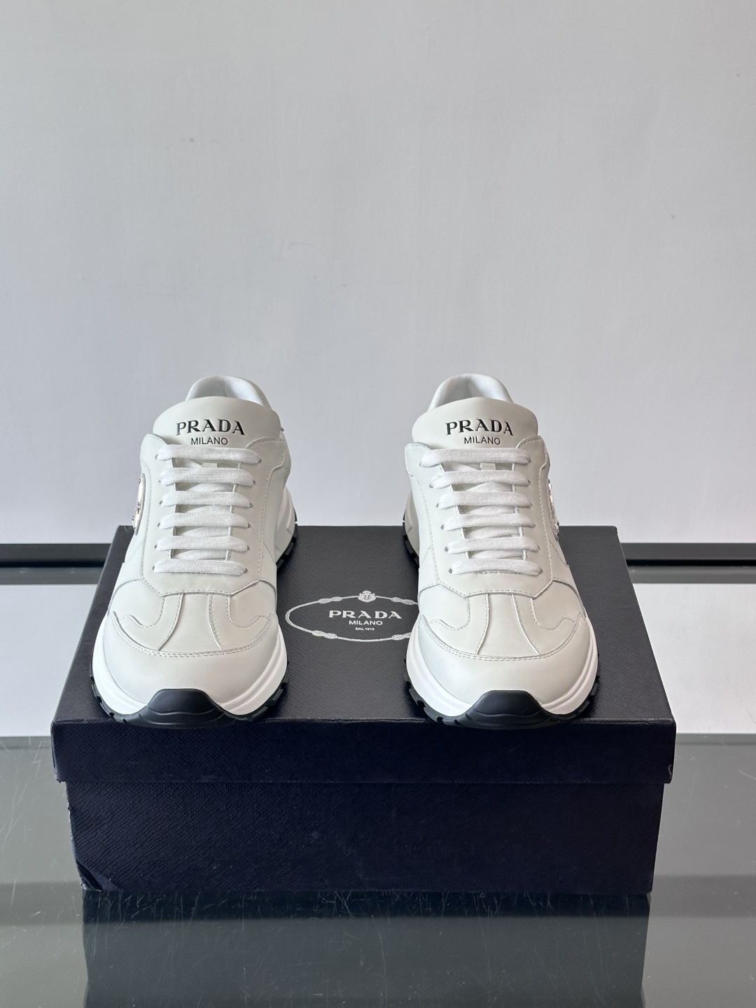 Prada这款运动鞋采用优质牛皮革，鞋面简约流畅，搭配经典三角Logo，低调又有辨识度。厚底设计，穿着舒