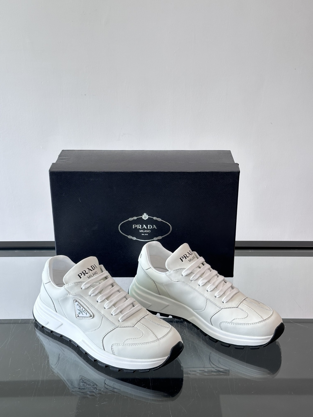 Prada这款运动鞋采用优质牛皮革，鞋面简约流畅，搭配经典三角Logo，低调又有辨识度。厚底设计，穿着舒