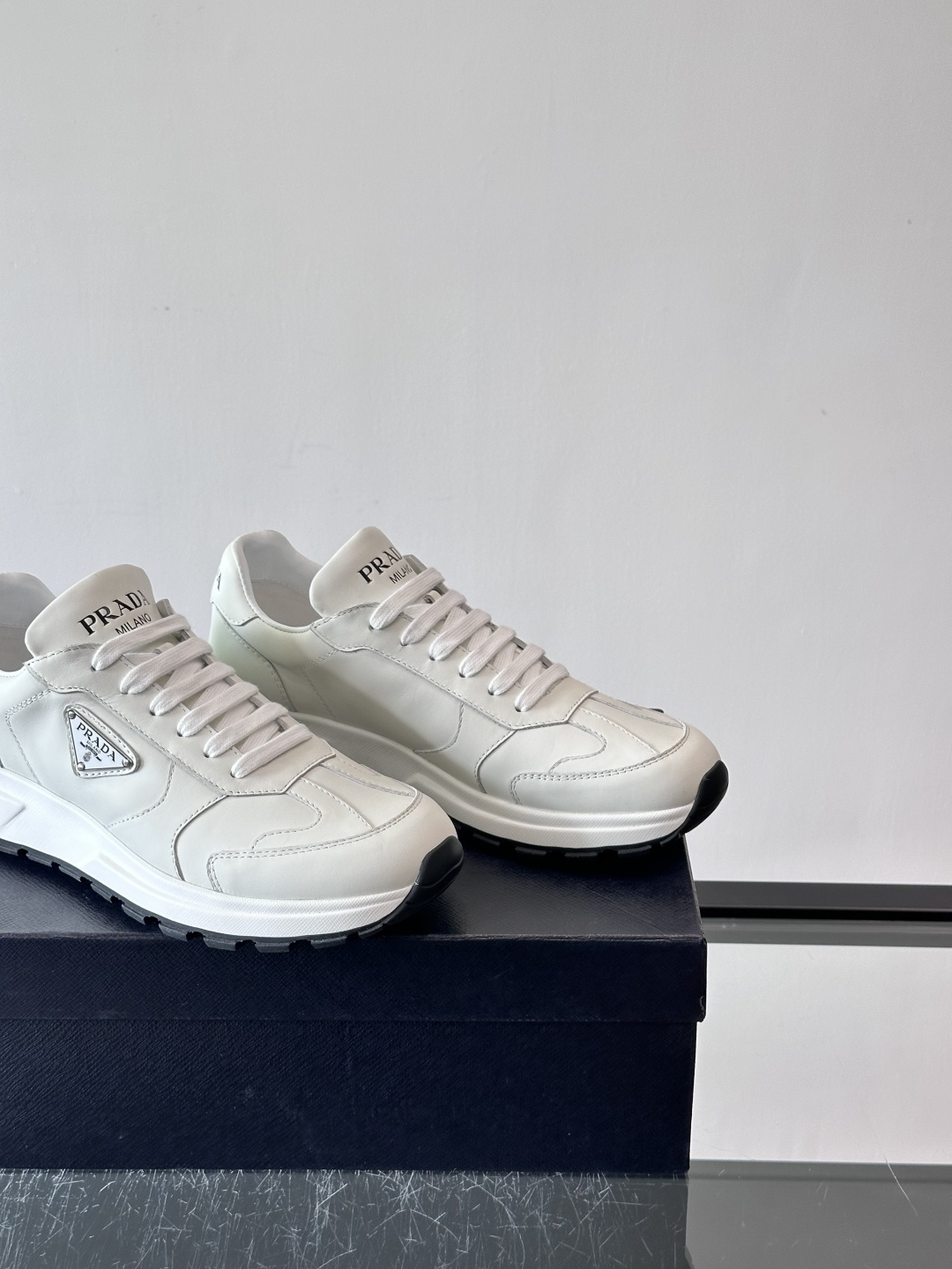 Prada这款运动鞋采用优质牛皮革，鞋面简约流畅，搭配经典三角Logo，低调又有辨识度。厚底设计，穿着舒
