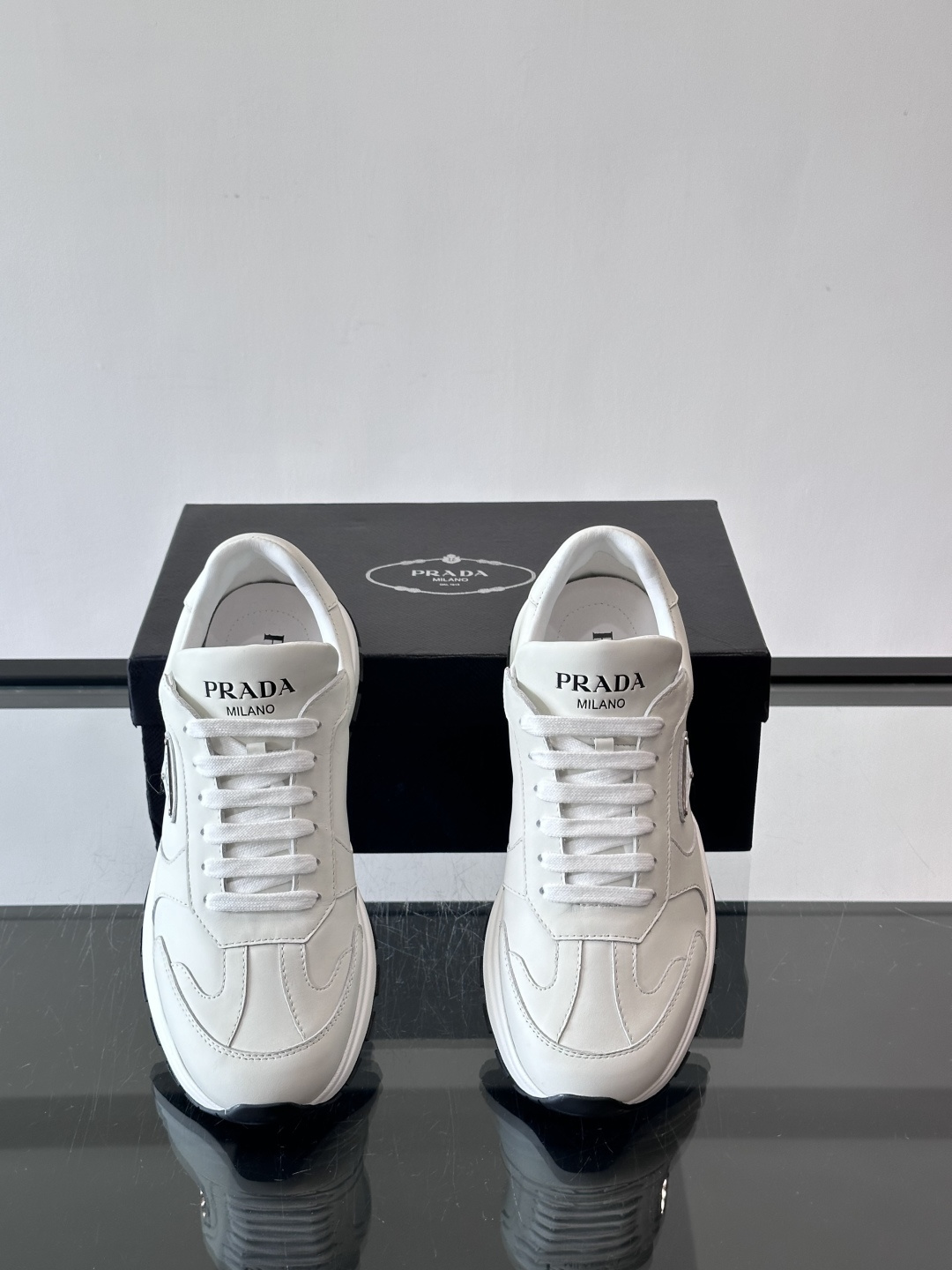 Prada这款运动鞋采用优质牛皮革，鞋面简约流畅，搭配经典三角Logo，低调又有辨识度。厚底设计，穿着舒