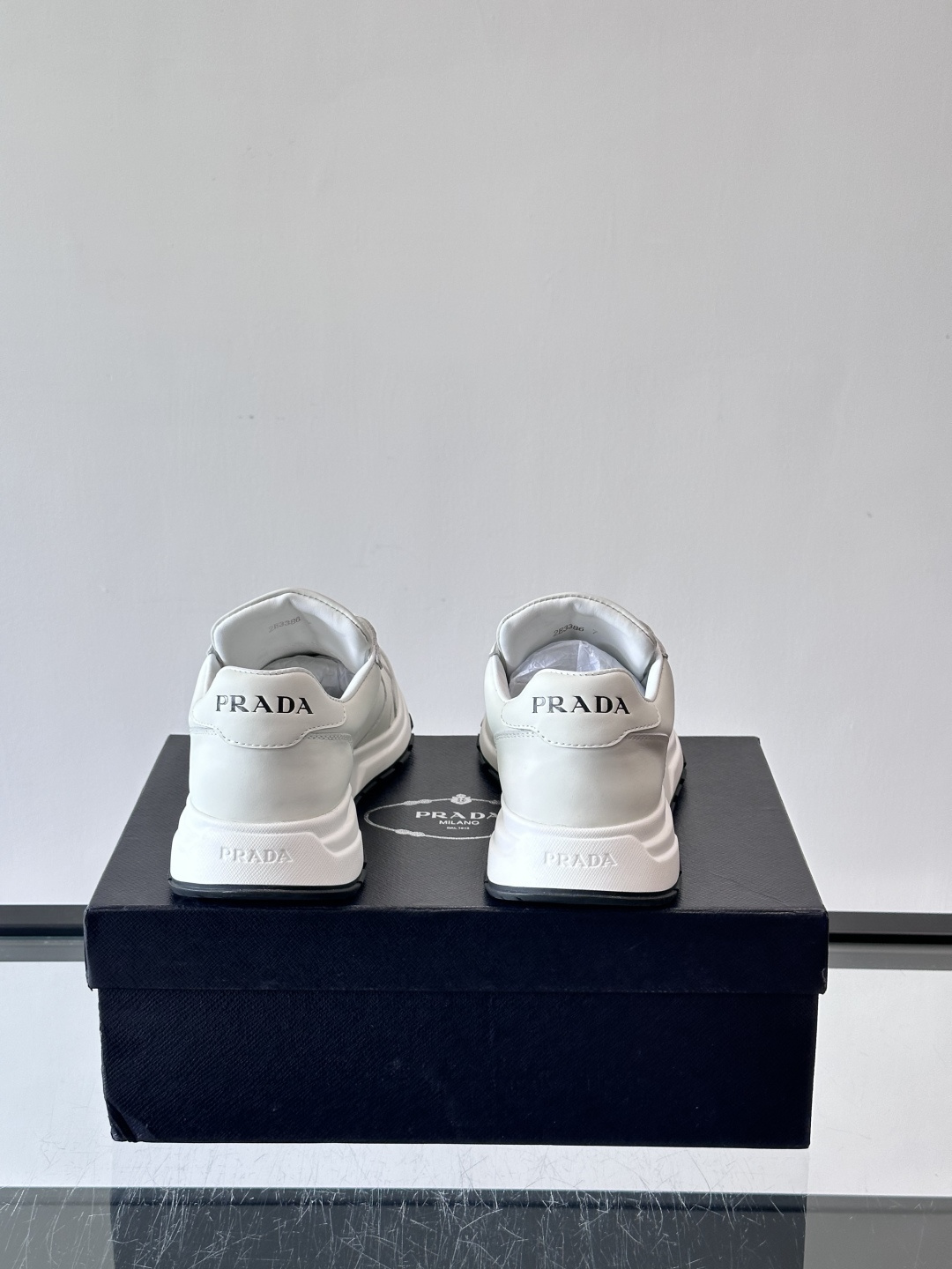 Prada这款运动鞋采用优质牛皮革，鞋面简约流畅，搭配经典三角Logo，低调又有辨识度。厚底设计，穿着舒