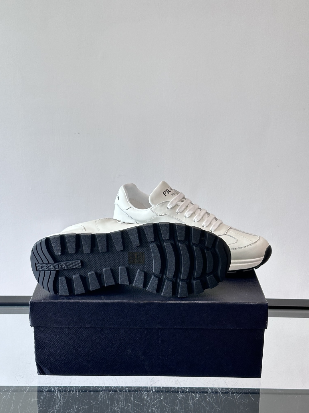 Prada这款运动鞋采用优质牛皮革，鞋面简约流畅，搭配经典三角Logo，低调又有辨识度。厚底设计，穿着舒