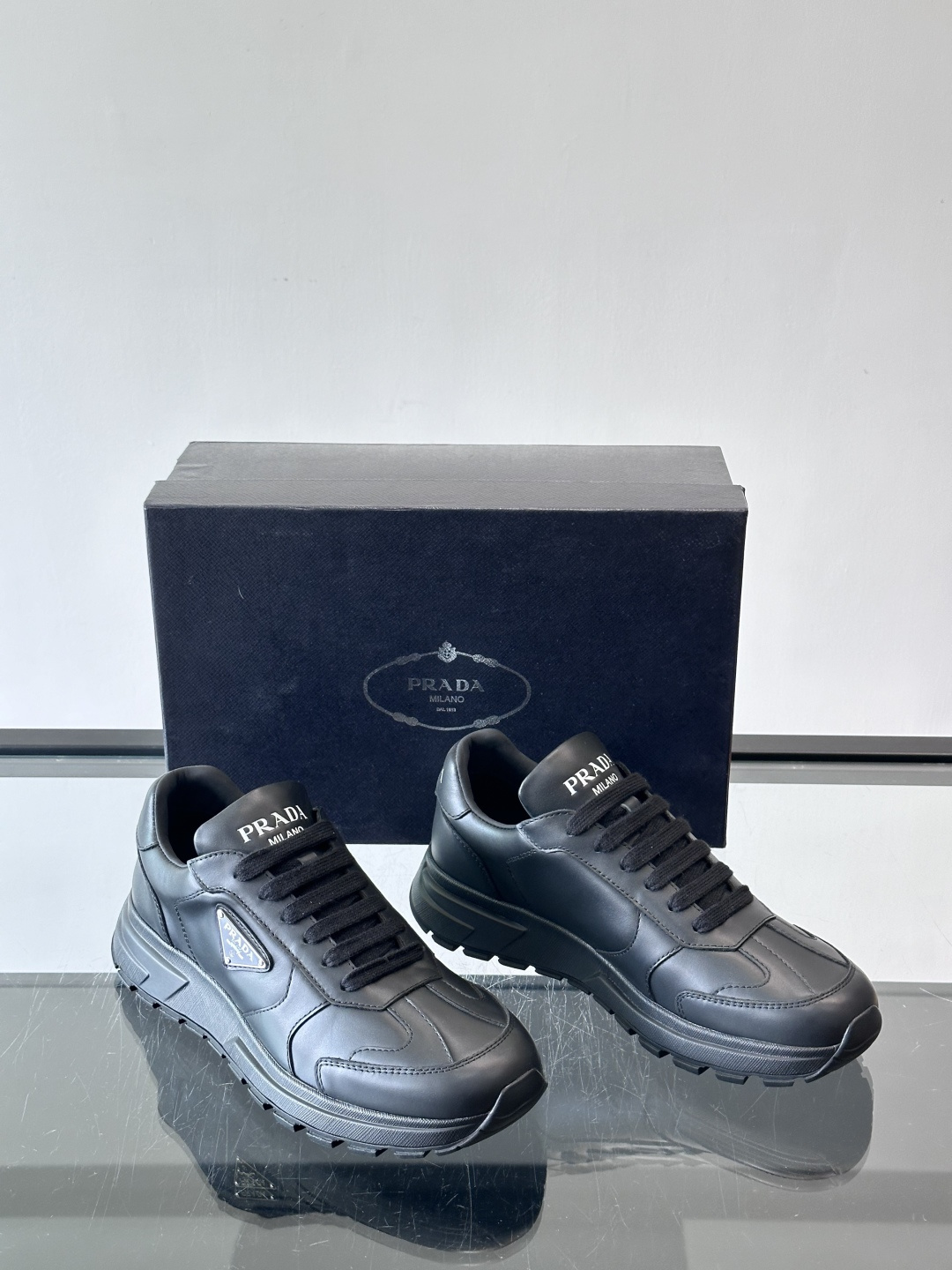 Prada这款运动鞋采用优质牛皮革，鞋面简约流畅，搭配经典三角Logo，低调又有辨识度。厚底设计，穿着舒