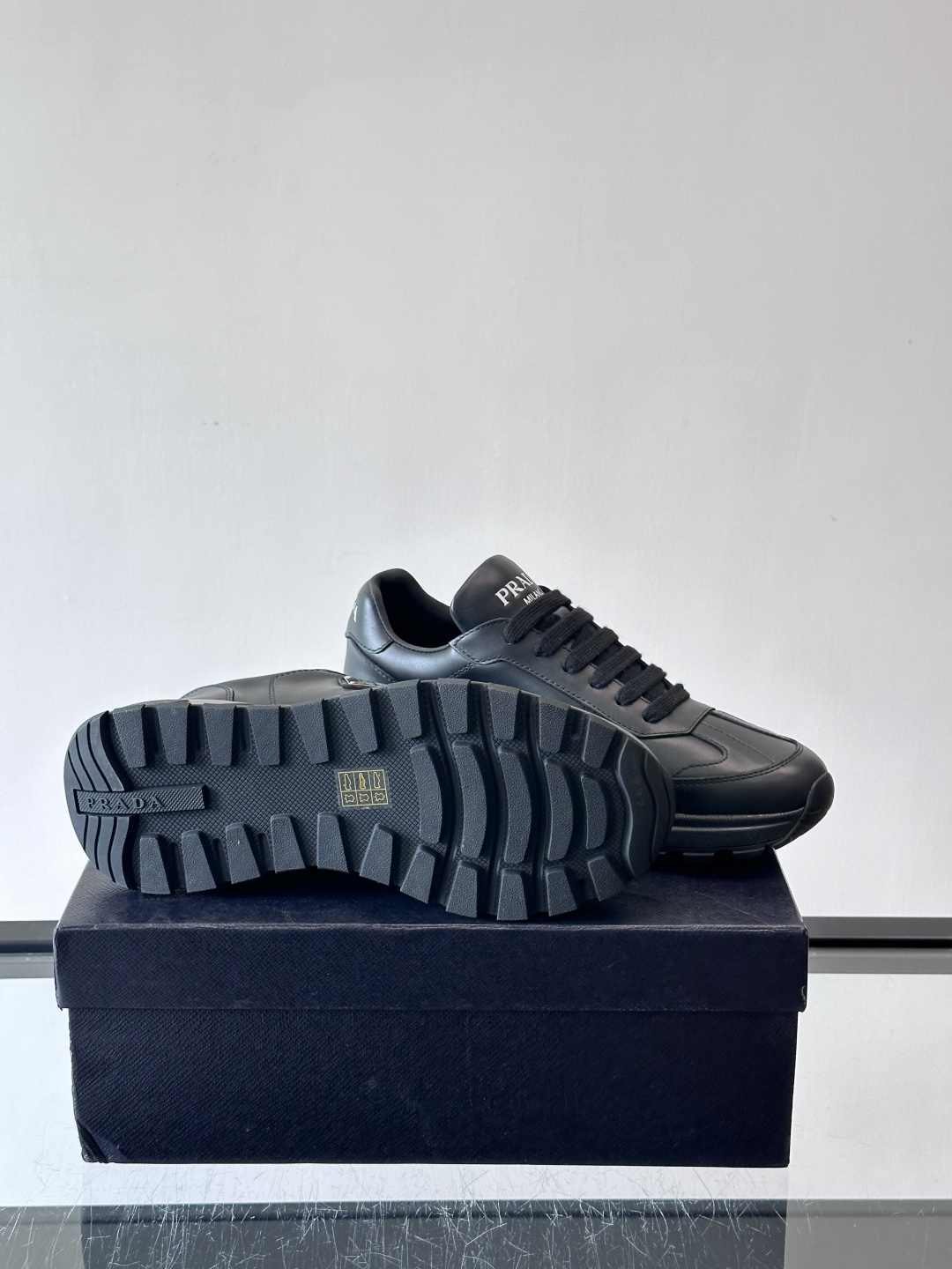 Prada这款运动鞋采用优质牛皮革，鞋面简约流畅，搭配经典三角Logo，低调又有辨识度。厚底设计，穿着舒