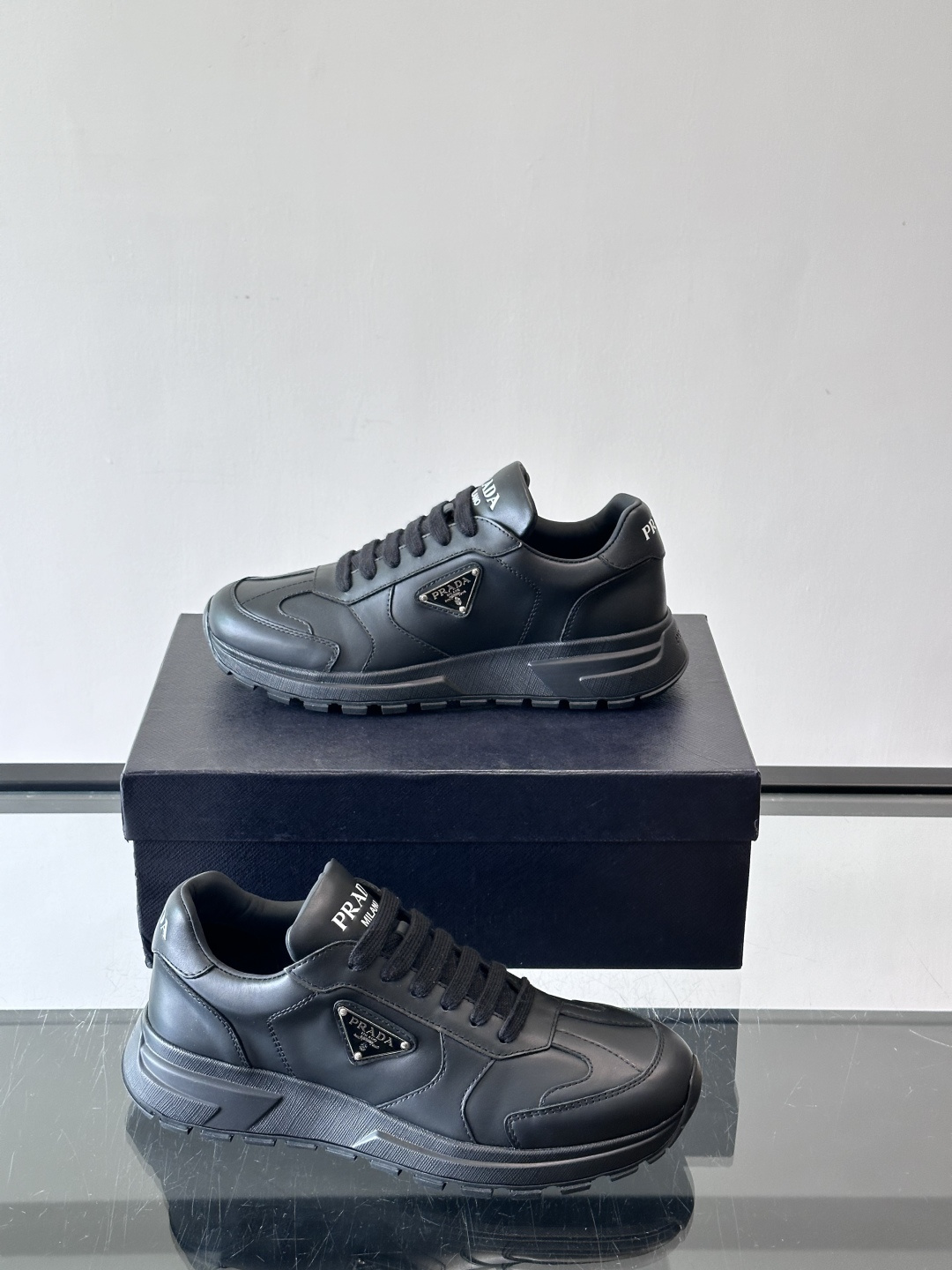 Prada这款运动鞋采用优质牛皮革，鞋面简约流畅，搭配经典三角Logo，低调又有辨识度。厚底设计，穿着舒