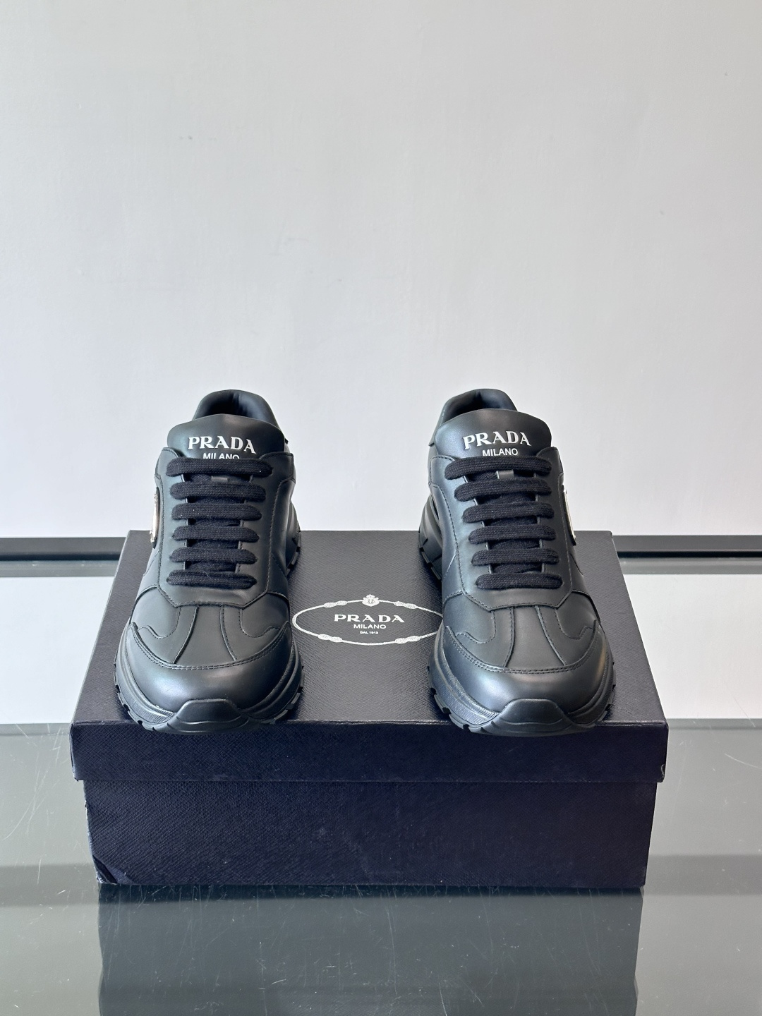 Prada这款运动鞋采用优质牛皮革，鞋面简约流畅，搭配经典三角Logo，低调又有辨识度。厚底设计，穿着舒