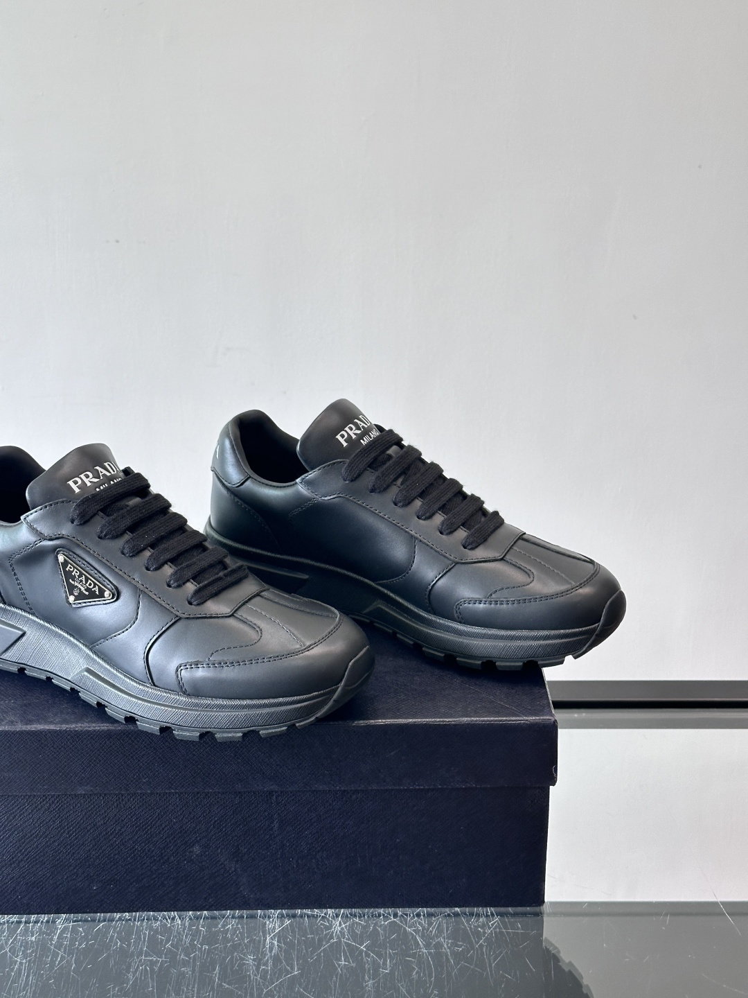 Prada这款运动鞋采用优质牛皮革，鞋面简约流畅，搭配经典三角Logo，低调又有辨识度。厚底设计，穿着舒