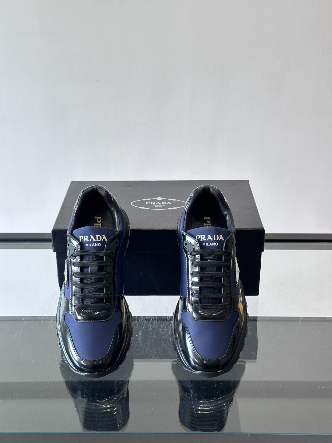 Prada这款运动鞋采用优质牛皮革，鞋面简约流畅，搭配经典三角Logo，低调又有辨识度。厚底设计，穿着舒