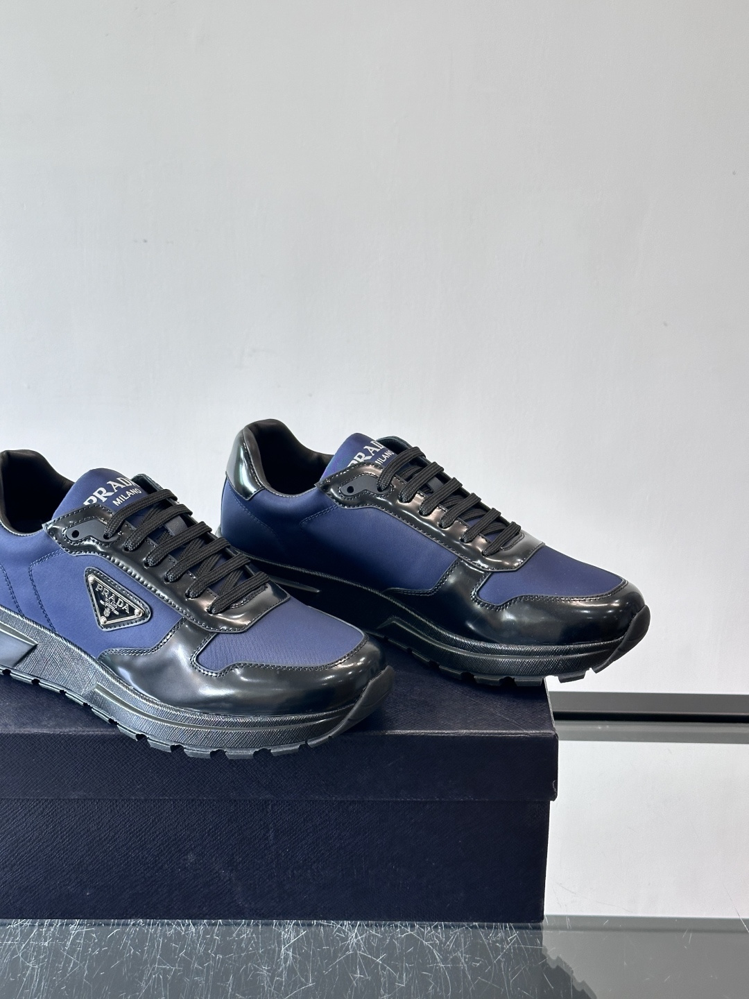 Prada这款运动鞋采用优质牛皮革，鞋面简约流畅，搭配经典三角Logo，低调又有辨识度。厚底设计，穿着舒