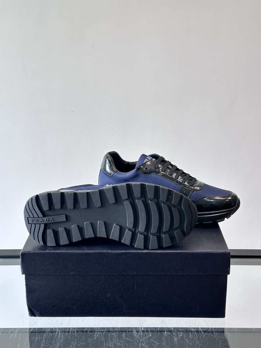 Prada这款运动鞋采用优质牛皮革，鞋面简约流畅，搭配经典三角Logo，低调又有辨识度。厚底设计，穿着舒