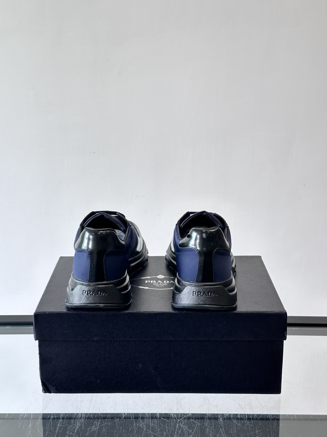 Prada这款运动鞋采用优质牛皮革，鞋面简约流畅，搭配经典三角Logo，低调又有辨识度。厚底设计，穿着舒