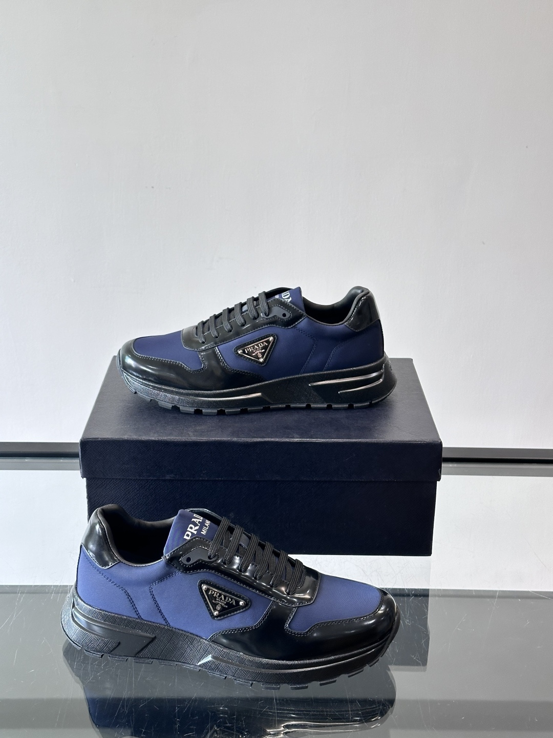 Prada这款运动鞋采用优质牛皮革，鞋面简约流畅，搭配经典三角Logo，低调又有辨识度。厚底设计，穿着舒