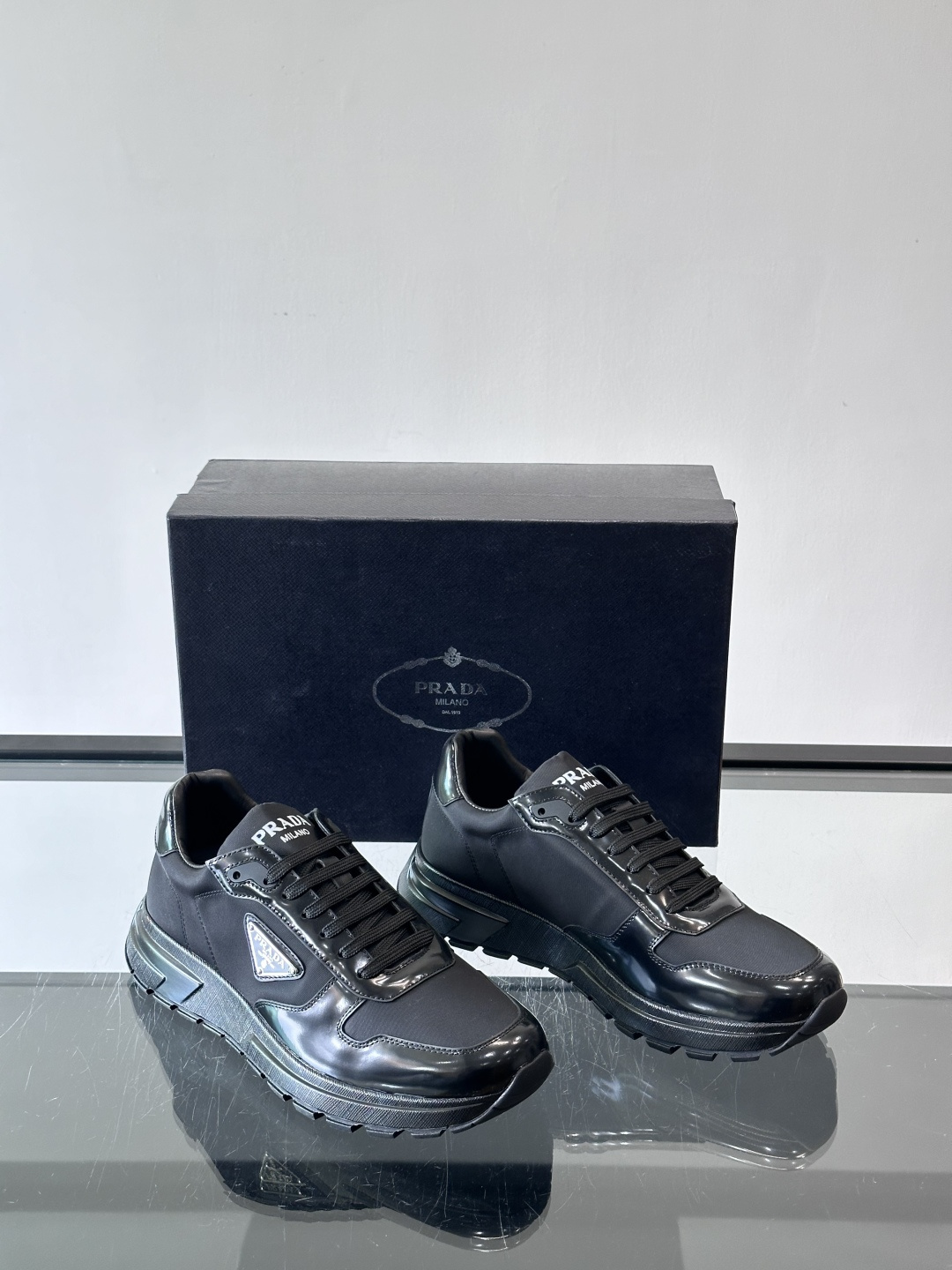 Prada这款运动鞋采用优质牛皮革，鞋面简约流畅，搭配经典三角Logo，低调又有辨识度。厚底设计，穿着舒